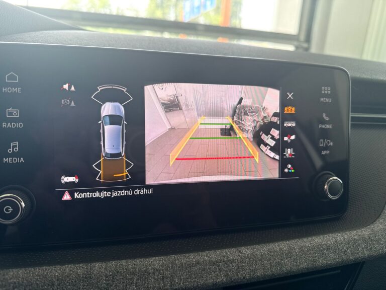 JR Auto Autopožičovňa Škoda Scala palubova doska